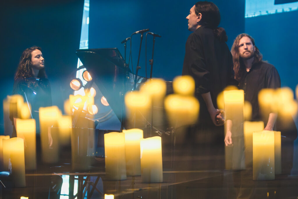 Combinaison des voix ténébreuses du groupe et de la finesse du piano classique