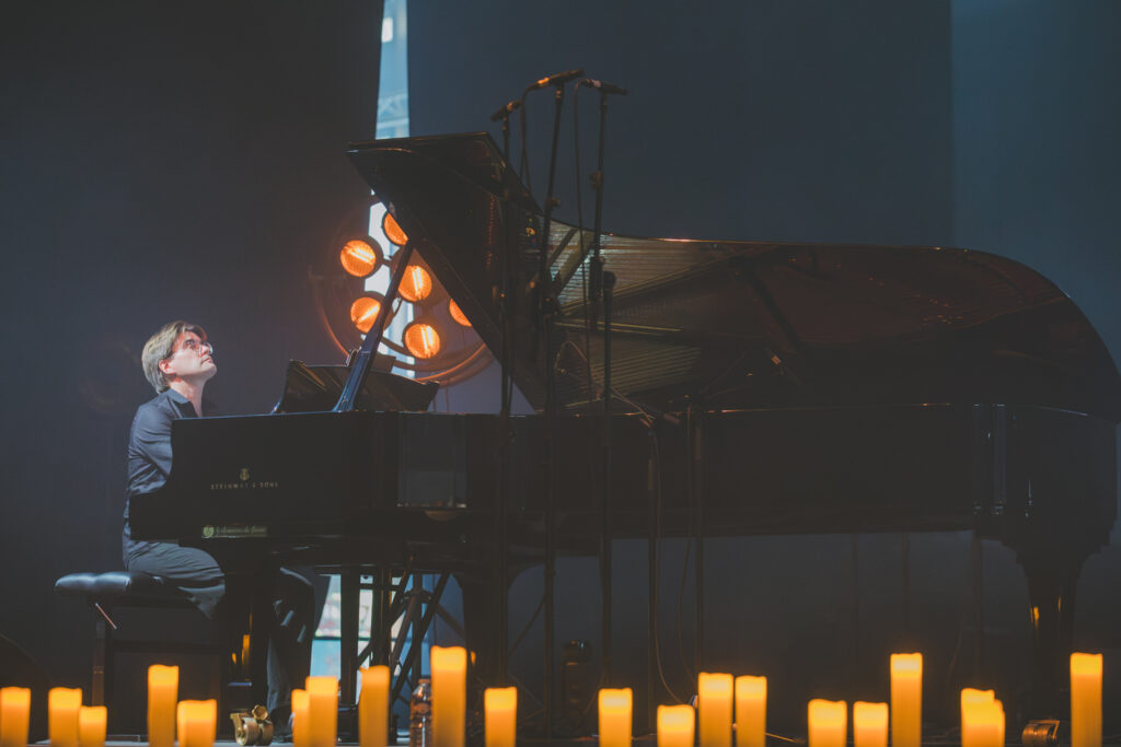 Combinaison des voix ténébreuses du groupe et de la finesse du piano classique