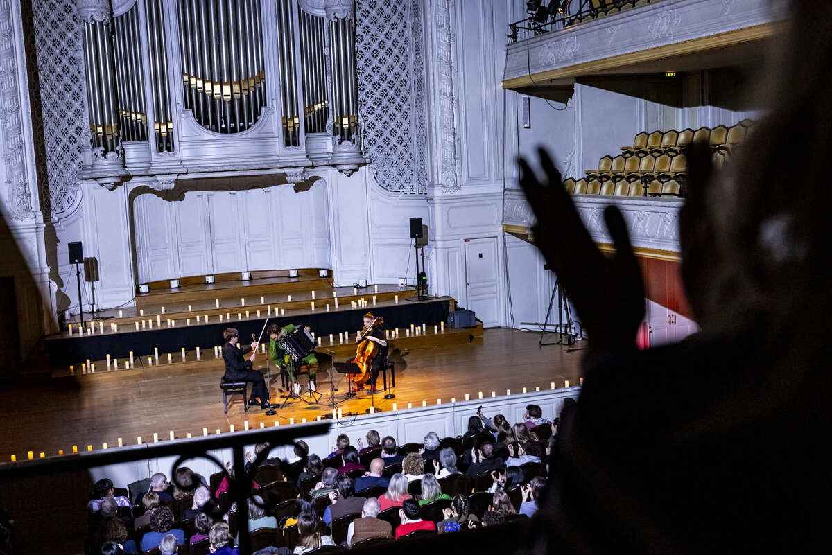 réparez-vous à être transportés par des mélodies tourbillonnantes venues d’Italie baroque, de chants slaves empreints de magie, et de la chaleur envoûtante du tango argentin. Un programme savamment concocté par les trois virtuoses de Philia Trio : Lisa Strauss (violoncelle), Théo Ould (accordéon) et Pierre Liscia (violon) pour célébrer Noël en famille ou entre amis.