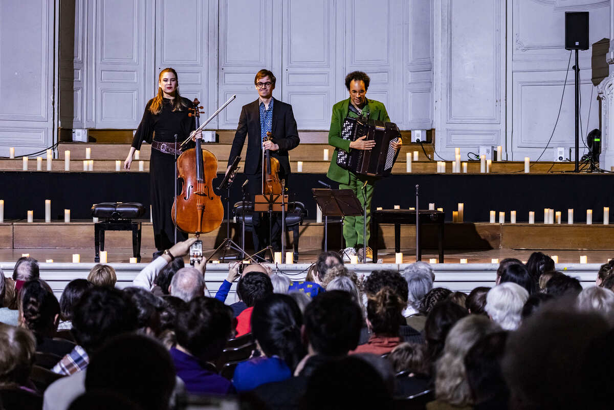 réparez-vous à être transportés par des mélodies tourbillonnantes venues d’Italie baroque, de chants slaves empreints de magie, et de la chaleur envoûtante du tango argentin. Un programme savamment concocté par les trois virtuoses de Philia Trio : Lisa Strauss (violoncelle), Théo Ould (accordéon) et Pierre Liscia (violon) pour célébrer Noël en famille ou entre amis.