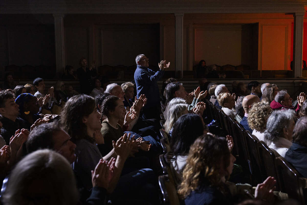 réparez-vous à être transportés par des mélodies tourbillonnantes venues d’Italie baroque, de chants slaves empreints de magie, et de la chaleur envoûtante du tango argentin. Un programme savamment concocté par les trois virtuoses de Philia Trio : Lisa Strauss (violoncelle), Théo Ould (accordéon) et Pierre Liscia (violon) pour célébrer Noël en famille ou entre amis.